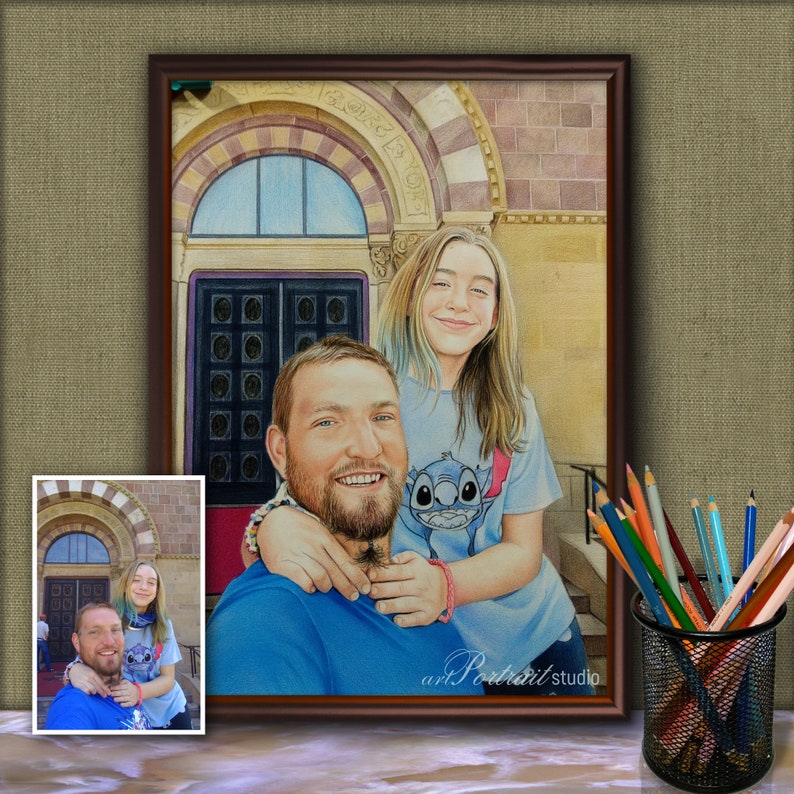 Puede incluir: Un dibujo a color de un padre y una hija sonriendo. El padre lleva una camisa azul y la hija lleva una camisa azul claro con un personaje de dibujos animados. Est&aacute;n de pie frente a un edificio con una gran puerta arqueada.
