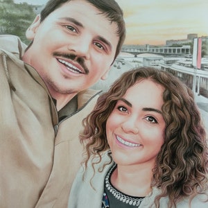 Puede incluir: Un dibujo a color de l&aacute;piz de una pareja sonriendo y mirando a la c&aacute;mara. El hombre lleva una chaqueta beige y la mujer lleva un su&eacute;ter blanco sobre una camisa estampada en negro y azul. El fondo es una ciudad con un puente y edificios.
