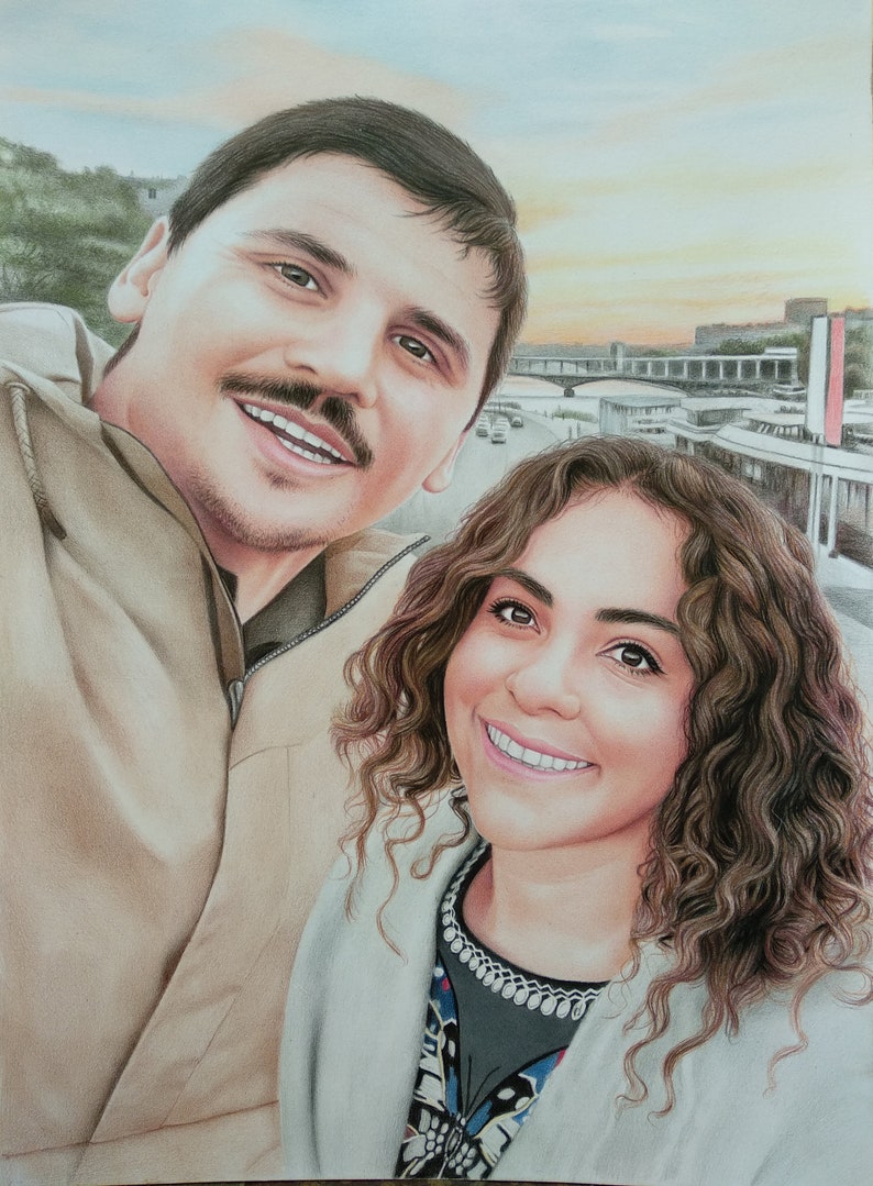Puede incluir: Un dibujo a color de l&aacute;piz de una pareja sonriendo y mirando a la c&aacute;mara. El hombre lleva una chaqueta beige y la mujer lleva un su&eacute;ter blanco sobre una camisa estampada en negro y azul. El fondo es una ciudad con un puente y edificios.