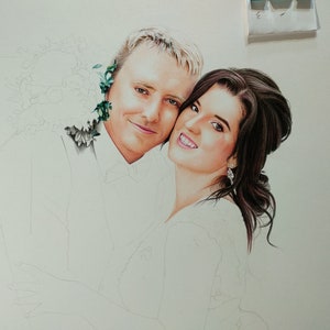 Puede incluir: Un dibujo a l&aacute;piz de color de una pareja, un hombre y una mujer, en un retrato de boda. El hombre lleva una camisa blanca y una corbata de lazo. La mujer lleva un vestido blanco. El hombre tiene una flor detr&aacute;s de la oreja.