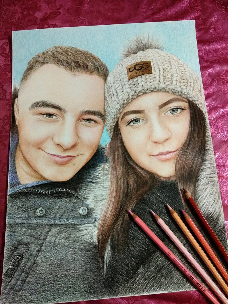 Puede incluir: Un dibujo a l&aacute;piz de color de un joven y una joven. La mujer lleva una gorra de punto gris con un logotipo marr&oacute;n de UGG Australia. El hombre lleva una chaqueta negra con cuello de piel. El dibujo est&aacute; hecho en tonos de gris, marr&oacute;n y rosa.