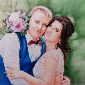 Puede incluir: Un dibujo a color de l&aacute;piz de una pareja en un entorno de boda. El novio lleva un traje azul con camisa blanca y corbata de lazo burdeos. La novia lleva un vestido blanco de encaje. La novia lleva un ramo de flores rosas y blancas. La pareja sonr&iacute;e y se mira.