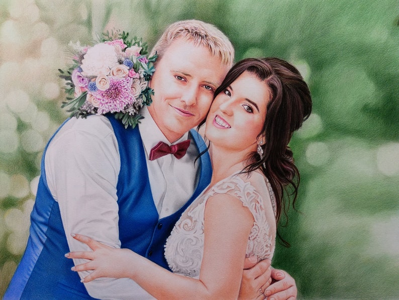 Puede incluir: Un dibujo a color de l&aacute;piz de una pareja en un entorno de boda. El novio lleva un traje azul con camisa blanca y corbata de lazo burdeos. La novia lleva un vestido blanco de encaje. La novia lleva un ramo de flores rosas y blancas. La pareja sonr&iacute;e y se mira.