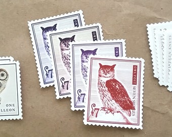 Sellos postales falsos OWL POST - Paquete de 14 pegatinas Artistamp con monedas de mago. Diseños originales inspirados en el mundo mágico.