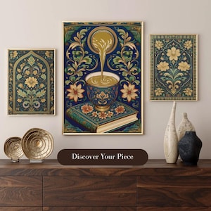 Puede incluir: Tres impresiones artísticas enmarcadas con marcos dorados. Las impresiones presentan diseños florales y botánicos en tonos azules, verdes y dorados. La impresión central representa una taza que se está llenando. El texto "Discover Your Piece" está en la parte inferior.