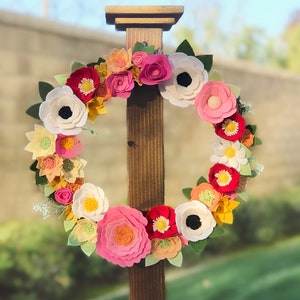 Corona de fieltro floral rojo y blanco de 18 pulgadas / Corona de fieltro / Corona de flores / Corona de flores de fieltro / Corona para puerta de entrada / Corona de primavera