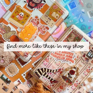 Puede incluir: Una colecci&oacute;n de pegatinas y accesorios decorativos con tem&aacute;tica oto&ntilde;al. La imagen incluye pegatinas con un fantasma leyendo, un osito de goma y el texto "COZY READ". Tambi&eacute;n es visible el texto "find more like these in my shop".