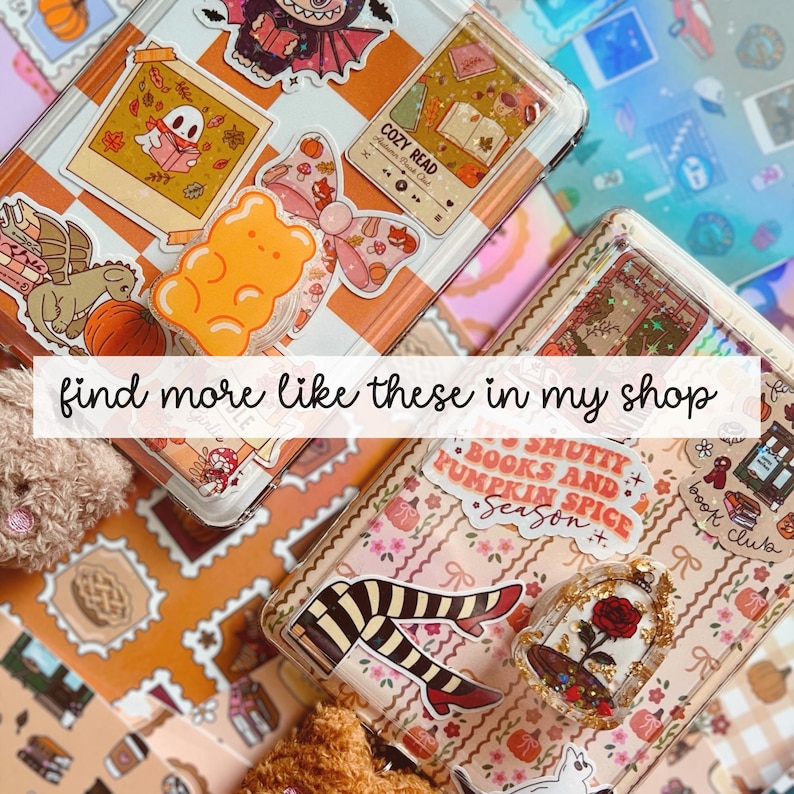 Puede incluir: Una colecci&oacute;n de pegatinas y accesorios decorativos con tem&aacute;tica oto&ntilde;al. La imagen incluye pegatinas con un fantasma leyendo, un osito de goma y el texto "COZY READ". Tambi&eacute;n es visible el texto "find more like these in my shop".