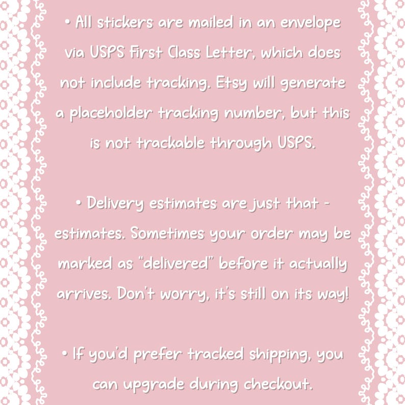 Puede incluir: Fondo rosa con texto blanco que proporciona informaci&oacute;n sobre pedidos de pegatinas. El texto explica que las pegatinas se env&iacute;an por USPS First Class Letter sin seguimiento, y que las estimaciones de entrega son aproximadas. Tambi&eacute;n menciona la opci&oacute;n de mejorar el env&iacute;o.