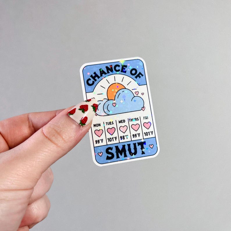 Peut inclure: Un autocollant rectangulaire &agrave; bordure bleue affiche le texte &laquo; CHANCE OF SMUT &raquo;. Le design comprend un soleil, un nuage et des c&oelig;urs, avec des relev&eacute;s de temp&eacute;rature en degr&eacute;s Fahrenheit pour chaque jour de la semaine. L'autocollant est tenu par une main.