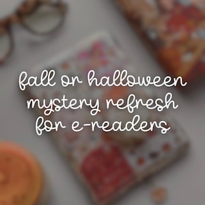 Puede incluir: Un lector electrónico rectangular con una funda decorativa de temática otoñal y de Halloween. El texto "fall or halloween mystery refresh for e-readers" está superpuesto en una fuente cursiva blanca en el centro de la pantalla.