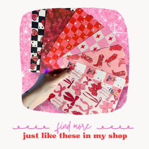 Puede incluir: Una colecci&oacute;n de tarjetas decorativas de color rosa y rojo con detalles de purpurina. Las tarjetas presentan varios dise&ntilde;os, incluyendo patrones de cuadros, corazones, lazos y botas de vaquero. El texto "find more just like these in my shop" es visible en la parte inferior de la imagen.