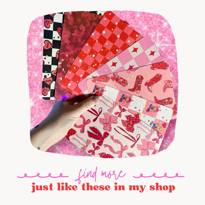 Puede incluir: Una colecci&oacute;n de tarjetas decorativas de color rosa y rojo con detalles de purpurina. Las tarjetas presentan varios dise&ntilde;os, incluyendo patrones de cuadros, corazones, lazos y botas de vaquero. El texto "find more just like these in my shop" es visible en la parte inferior de la imagen.