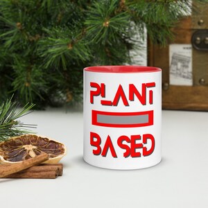 Taza a base de plantas con color rojo en el interior