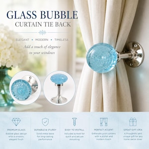 Puede incluir: Un alzapaños de cortina de cristal con burbujas que presenta un pomo esférico de cristal azul claro con burbujas internas, unido a un soporte de pared circular de metal plateado. El producto se muestra instalado en una cortina y como piezas.