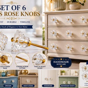 Puede incluir: Un juego de seis pomos de cristal transparente con forma de rosa, bases de metal dorado y tornillos de fijación. Los pomos presentan un diseño floral detallado y se muestran instalados en una cómoda de tres cajones y otros muebles.