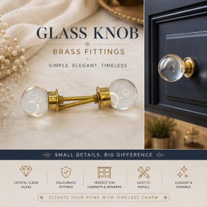 Könnte beinhalten: Ein runder, klarer Glasknauf mit einem Sockel aus poliertem Messing und einem Gewindebolzen aus Metall. Der Text auf dem Bild lautet GLASS KNOB, BRASS FITTINGS, SIMPLE. ELEGANT. TIMELESS., SMALL DETAILS, BIG DIFFERENCE, CRYSTAL CLEAR GLASS.