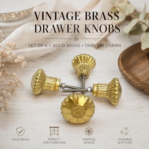 Puede incluir: Un juego de cuatro pomos para cajones de latón dorado con una superficie estriada y texturizada y una parte superior circular. Cada pomo cuenta con un vástago de tornillo metálico con una tuerca. El texto VINTAGE BRASS DRAWER KNOBS, SET OF 4, SOLID BRASS, TIMELESS CHARM es visible.