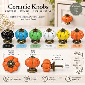Puede incluir: Una colección de pomos de cerámica con forma de calabaza en negro, azul, verde, blanco, amarillo y naranja. Cada pomo tiene una base de tono bronce, mide 38,9 mm de diámetro y 41,1 mm de altura, con un tornillo de 38 mm de largo.