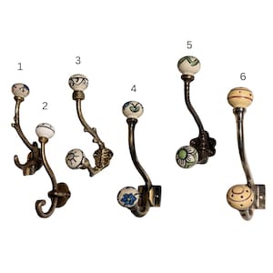 Handmålade väggkrokar i mässing i keramik: Vintage blommönster, rustik entréhängare