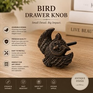 Puede incluir: Un pomo de cajón de hierro fundido de color marrón oscuro con forma de búho con las alas extendidas. El pomo presenta un acabado antiguo e incluye un tornillo de metal para su instalación. El texto en la imagen dice: BIRD DRAWER KNOB, Small Detail. Big Impact.