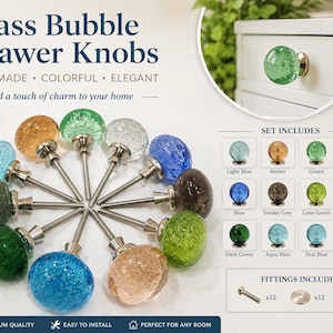 Può includere: Una collezione di pomelli rotondi per cassetti in vetro a bolle in vari colori, tra cui blu, verde, ambra e trasparente. Ogni pomello presenta una base metallica e una vite. L'immagine mostra il testo Glass Bubble Drawer Knobs.
