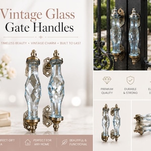 Può includere: Due maniglie per cancello con impugnature in vetro azzurro sfaccettato e piastre di montaggio in ottone metallico con finitura anticata. Le maniglie presentano una texture a taglio diamante e sono mostrate sia in verticale che in orizzontale.