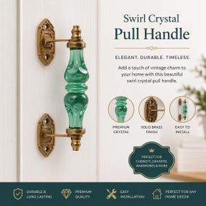 Pode incluir: Um puxador com uma secção central de cristal verde translúcido com padrão de redemoinho, montado entre duas placas metálicas retangulares de cor latão. O texto na imagem diz Swirl Crystal Pull Handle, Elegant, Durable, Timeless e Premium Crystal.