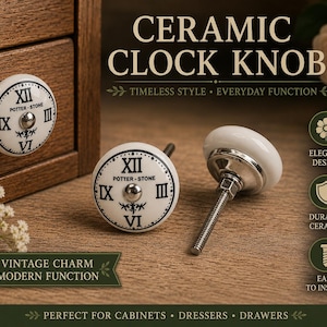Könnte beinhalten: Runde weiße Keramikknöpfe mit einem schwarzen Zifferblattdesign, römischen Ziffern und dem Schriftzug POTTER-STONE. Jeder Knopf verfügt über einen silberfarbenen Metallsockel und einen Gewindebolzen, dargestellt an einer Holzschublade und einzeln.