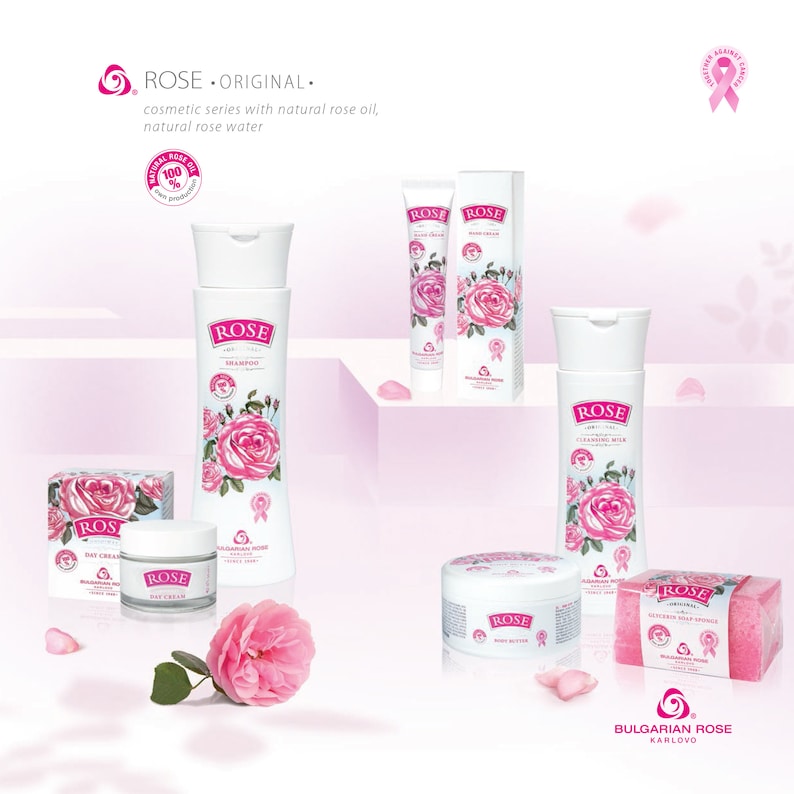 Puede incluir: Una colecci&oacute;n de productos cosm&eacute;ticos Rose Original, con envases blancos decorados con ilustraciones de rosas rosas. Los productos incluyen champ&uacute;, crema de d&iacute;a, leche limpiadora y manteca corporal, con la marca destacada.