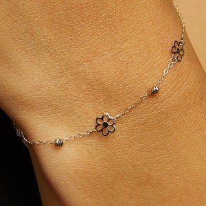 14k solid Gold Flower Bracelet, Dainty Gold Flower Bracelet 14k, Simple Gold Bracelet 14k, 14k Gold Jewelry For Her,Gold Bracelets For Women