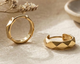 Orecchini a cerchio sfaccettati in oro 14 carati • Orecchini a cerchio geometrici minimalisti • Cerchi in oro per tutti i giorni, per uno stile moderno ed elegante