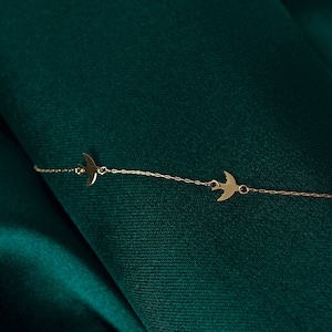 14 kt gouden vogelarmband – sierlijke zwaluwbedelsieraden voor dames. Cadeau voor haar en echt gouden armband