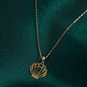 14k Gold Sea Shell Necklace, Summer Jewelry, Gold Necklaces for Women, 14k gold jewelry, Minimalist Necklace, Gold SeaShell Pendant