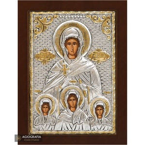 Puede incluir: Icono religioso con una figura central sosteniendo una cruz, rodeada de tres figuras más pequeñas. El icono tiene un diseño plateado y dorado con detalles intrincados, enmarcado en un marco de madera marrón oscuro. El texto "AGIOGRAFIA ICONS STUDIO" está en la parte inferior.