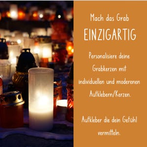Puede incluir: Un primer plano de una vela encendida con una cubierta de cera blanca. La vela est&aacute; rodeada de otras velas y linternas, todas encendidas y brillando. El fondo es una imagen borrosa de un cementerio de noche. El texto en la imagen dice "Mach das Grab EINZIGARTIG. Personalisiere deine Grabkerzen mit individuellen und moderenen Aufklebern/Kerzen. Aufkleber die dein Gef&uuml;hl vermitteln."