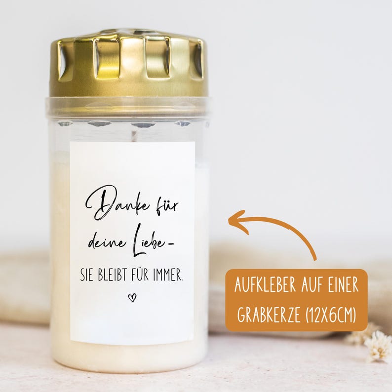 Puede incluir: Vela blanca con tapa dorada y una etiqueta blanca que dice "Danke f&uuml;r deine Liebe - SIE BLEIBT F&Uuml;R IMMER." La etiqueta est&aacute; en una vela de tumba de 12x6 cm.
