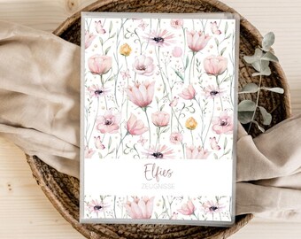 Pode incluir: Uma pasta de documentos retangular com um padrão floral em aguarela apresentando flores cor-de-rosa, caules verdes e pequenas borboletas. Uma faixa horizontal branca na secção inferior exibe o texto Elfies e ZEUGNISSE numa fonte escura cursiva e de imprensa.