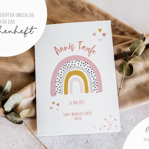 Könnte beinhalten: Eine weiße Karte mit einem Regenbogen-Design in den Farben Rosa, Grau und Gelb. Oben auf der Karte steht der Text "Annis Taufe". Unter dem Regenbogen stehen das Datum "14. MAI 2023" und der Text "SANKT WENDELIN KIRCHE ENFELD". Am unteren Rand der Karte steht der Text "Digital zum SELBSTAUSDRUCKEN".