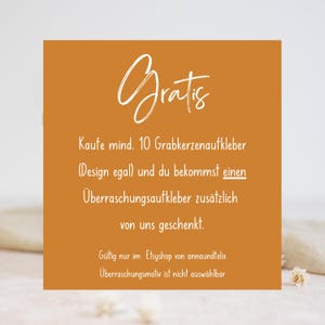 Puede incluir: Una tarjeta amarilla con texto blanco que dice "Gratis" y "Kaufe mind. 10 Grabkerzenaufkleber (Design egal) und du bekommst einen &Uuml;berraschungsaufkleber zus&auml;tzlich von uns geschenkt."  La tarjeta tambi&eacute;n dice "G&uuml;ltig nur im Etsyshop von annaundfelix" y "&Uuml;berraschungsmotiv ist nicht ausw&auml;hlbar".
