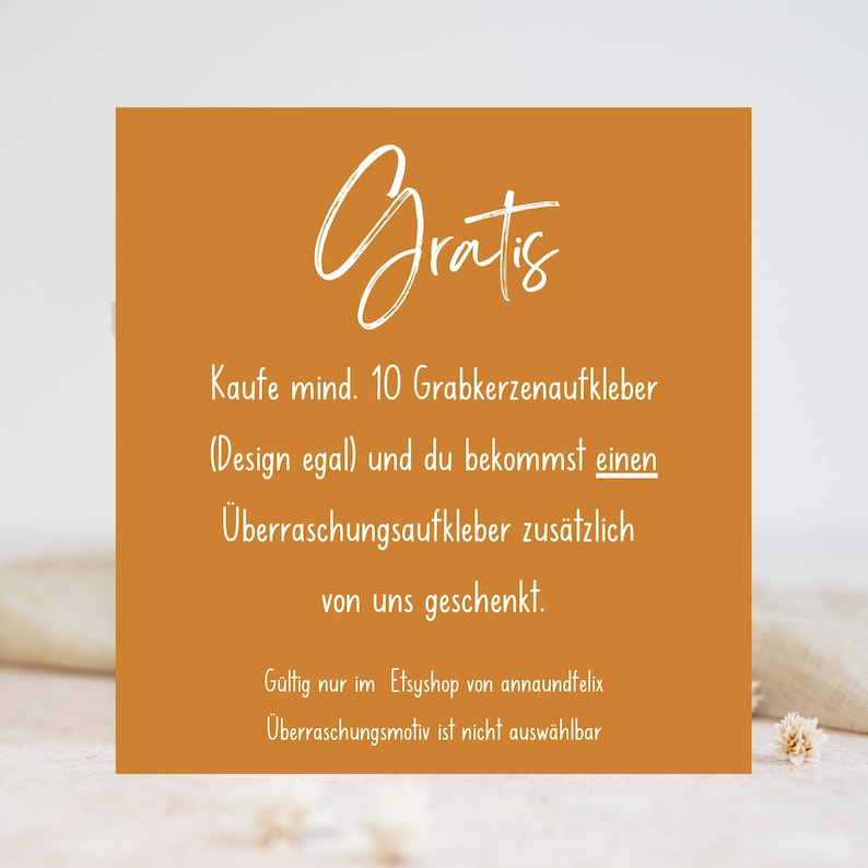 Puede incluir: Una tarjeta amarilla con texto blanco que dice "Gratis" y "Kaufe mind. 10 Grabkerzenaufkleber (Design egal) und du bekommst einen &Uuml;berraschungsaufkleber zus&auml;tzlich von uns geschenkt."  La tarjeta tambi&eacute;n dice "G&uuml;ltig nur im Etsyshop von annaundfelix" y "&Uuml;berraschungsmotiv ist nicht ausw&auml;hlbar".