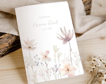 Puede incluir: Una cubierta de documento rectangular blanca con una ilustración floral en acuarela en tonos suaves de rosa, morado y beige. El texto dice "Mutterpass", "Maria Reet" y "02.12.1998" en una fuente fina de color gris oscuro.