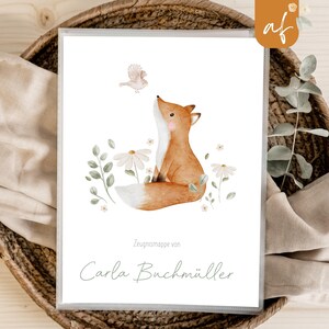 Könnte beinhalten: Eine weiße Karte mit einer Aquarell-Illustration eines Fuchses und eines Vogels. Die Karte trägt den Text "Zeugnismappe von Carla Buchmüller".