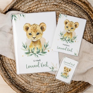 U-Heft und Impfpass personalisiert • Löwe Blätter • Geschenk zur Geburt • Geschenkidee für Babys • Schutzhülle mit Namen • UH 0044a