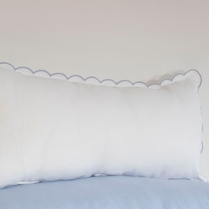 Copricuscino in lino bianco con bordo smerlato in azzurro chiaro - dimensioni 12x28&#39;&#39;, 12x36&#39;&#39; e altro ancora