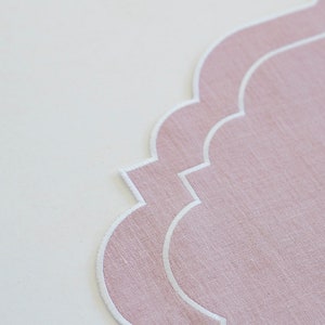 Tapis de table festonnés en lin rose fard à joues avec double bordure blanche pour décor de table taille 15x18'' image 7