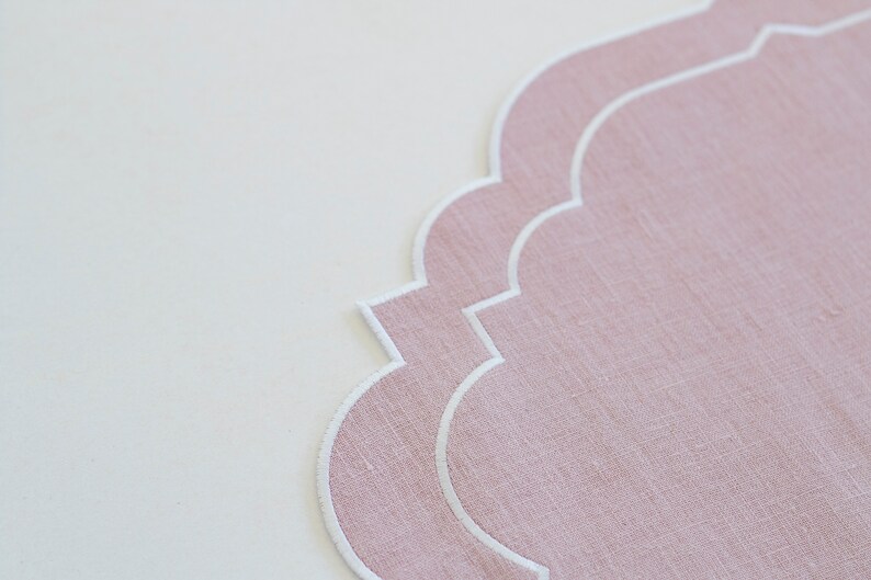 Tapis de table festonnés en lin rose fard à joues avec double bordure blanche pour décor de table taille 15x18'' image 7