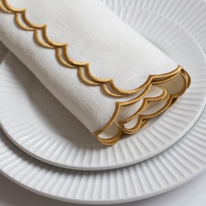 Servilletas de tela de lino blanco con diseño festoneado y borde dorado para decoración de mesas, tamaño 18'' x 18'', juego de 2