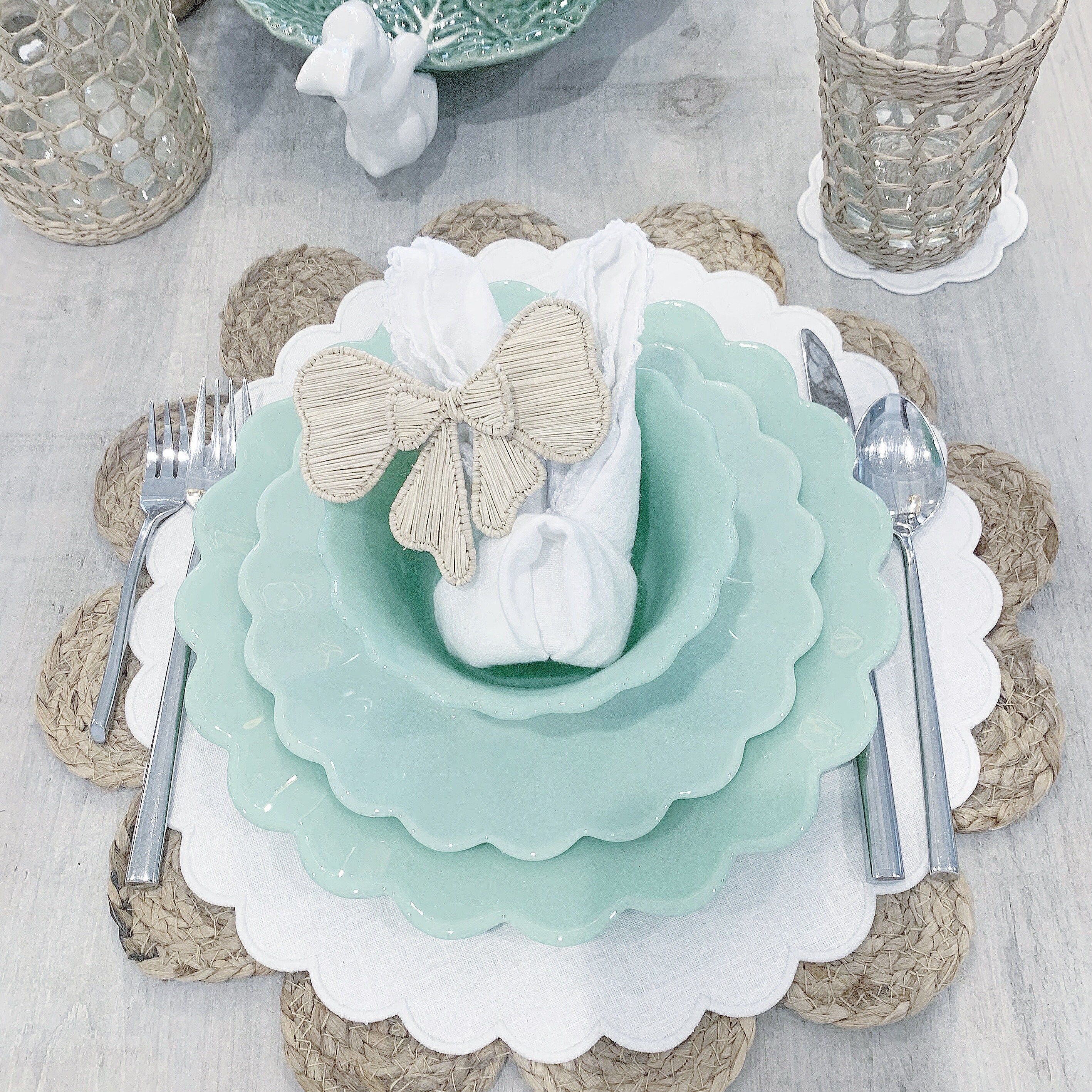 White linen round table mats with scallop edges in white for table decor