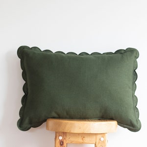 Copricuscino con bordo smerlato in lino verde muschio scuro - misure 12x18'' / 16x21'' / 12x36'' / 16x16'' / 12x28''